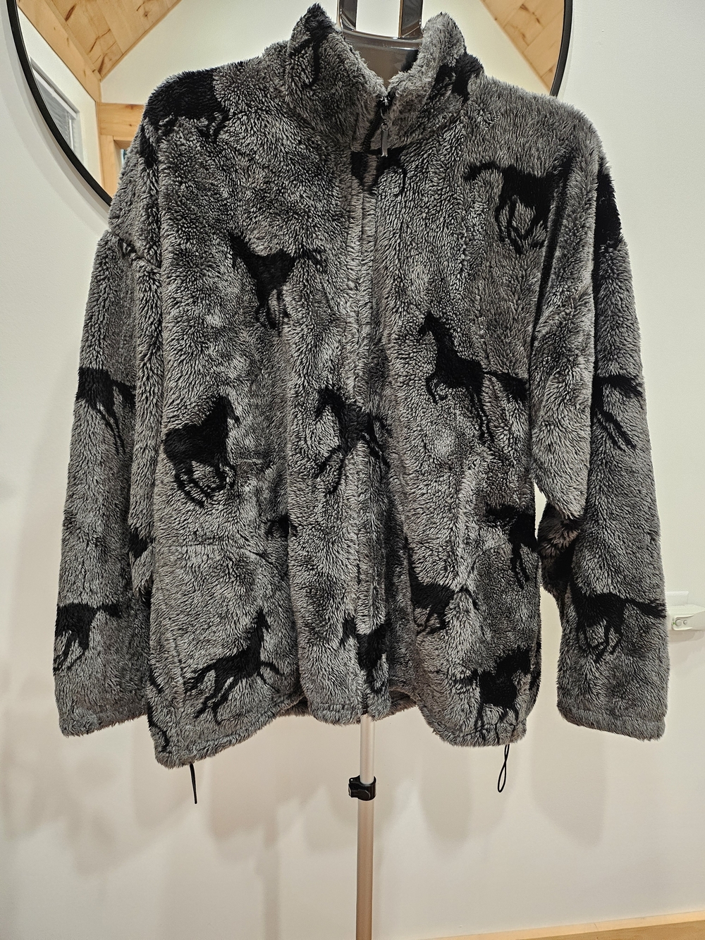 Mazmania This is a vintage polar jacket from the 90s with a striking print.